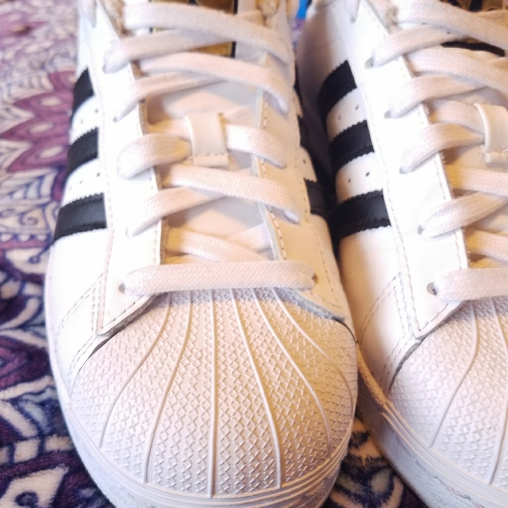 Adidas Superstars☆☆☆ (White w/ black stripes)